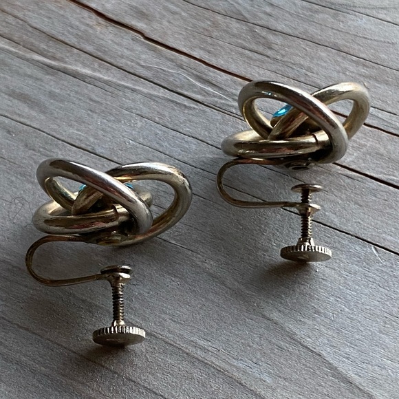 *RARE FIND* Signed Coro Silver Tone Love Knot Screw Back Earring with Bl… - Picture 4 of 8